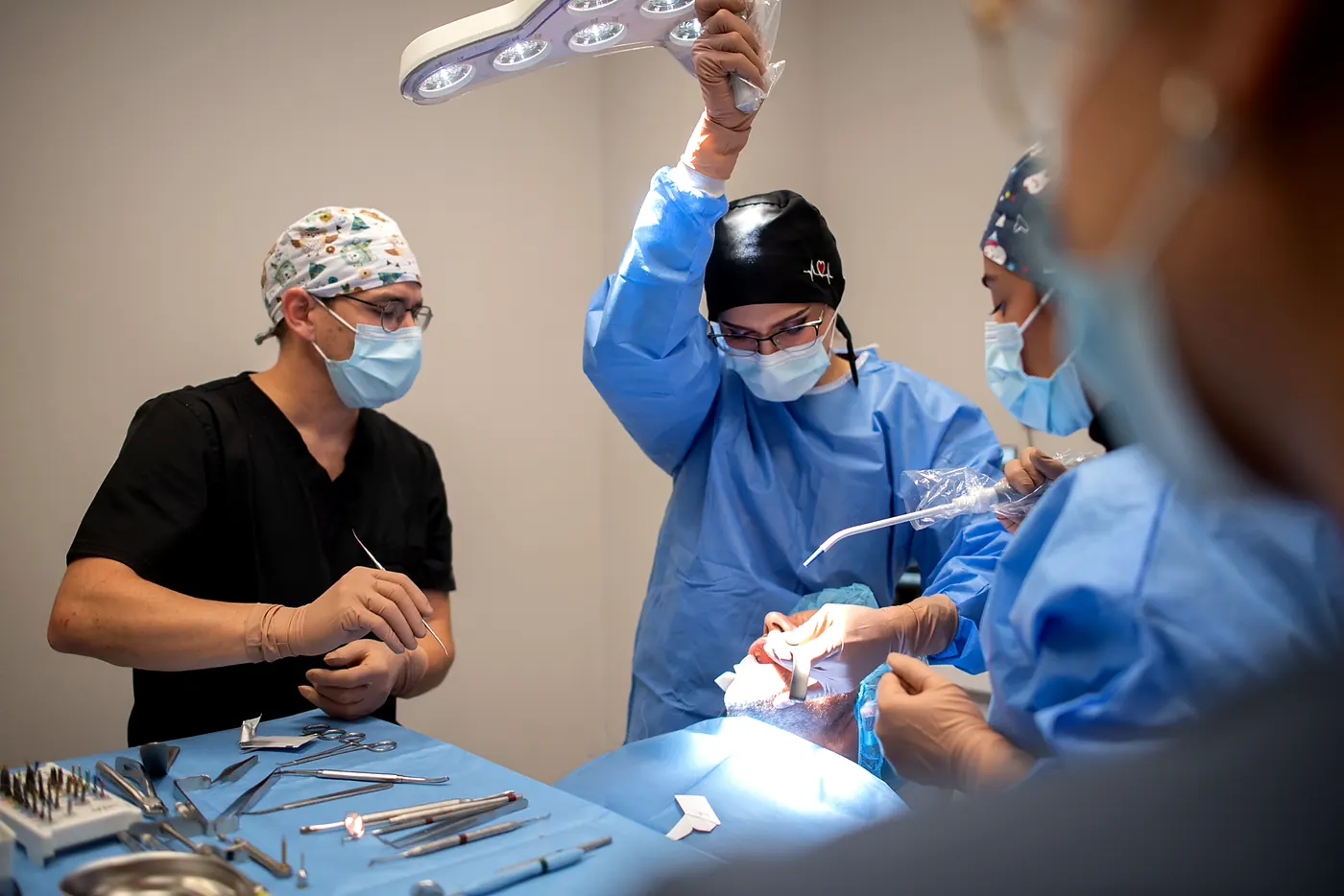 Le geste chirurgical sous le scialytique