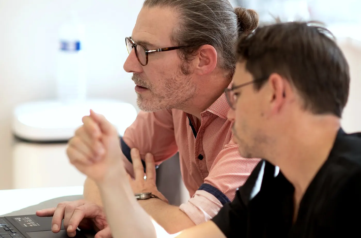 Le formateur et un praticien planifient un cas ensemble sur l'ordinateur