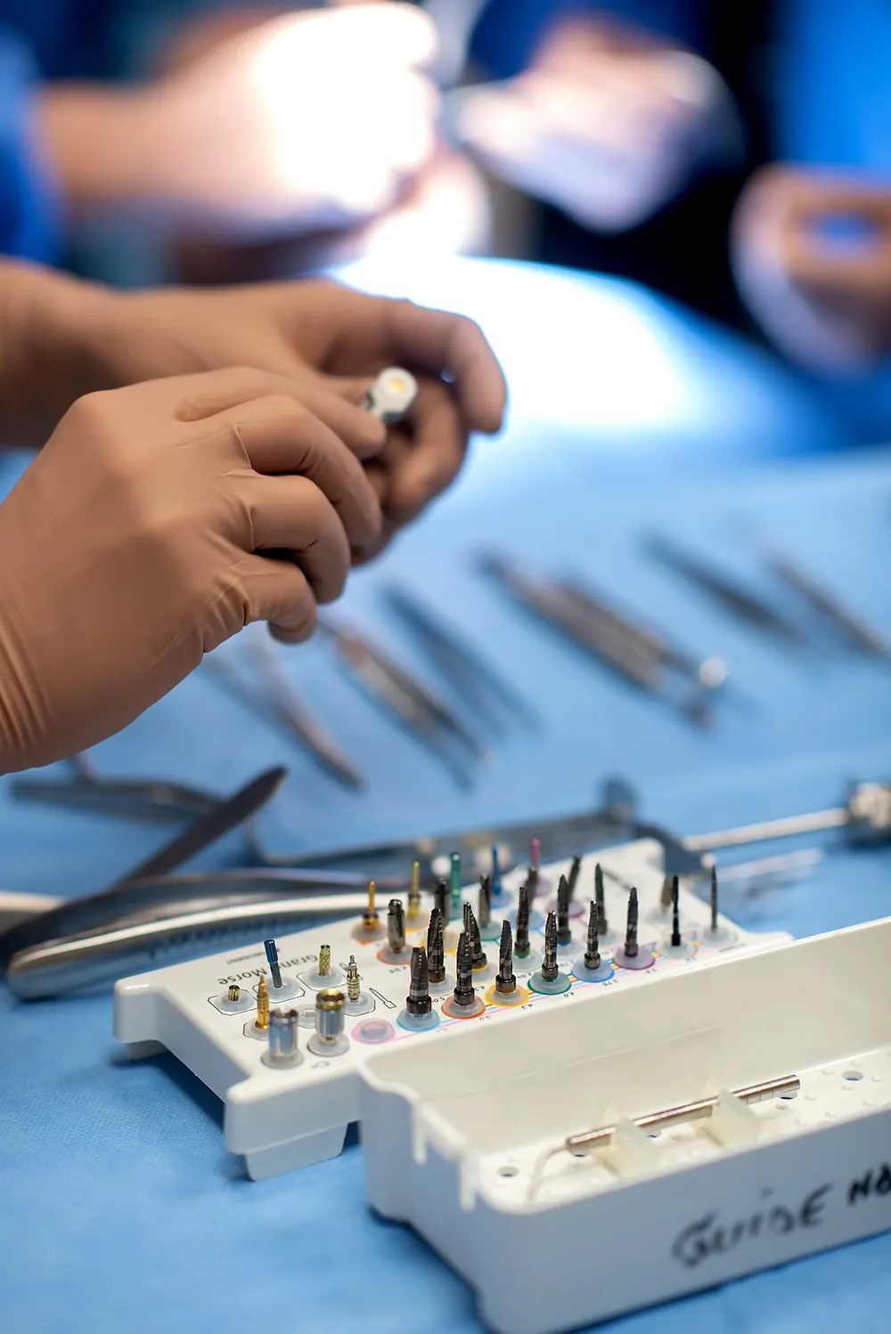 Le plateau chirurgical : kit implantaire et mains gantées